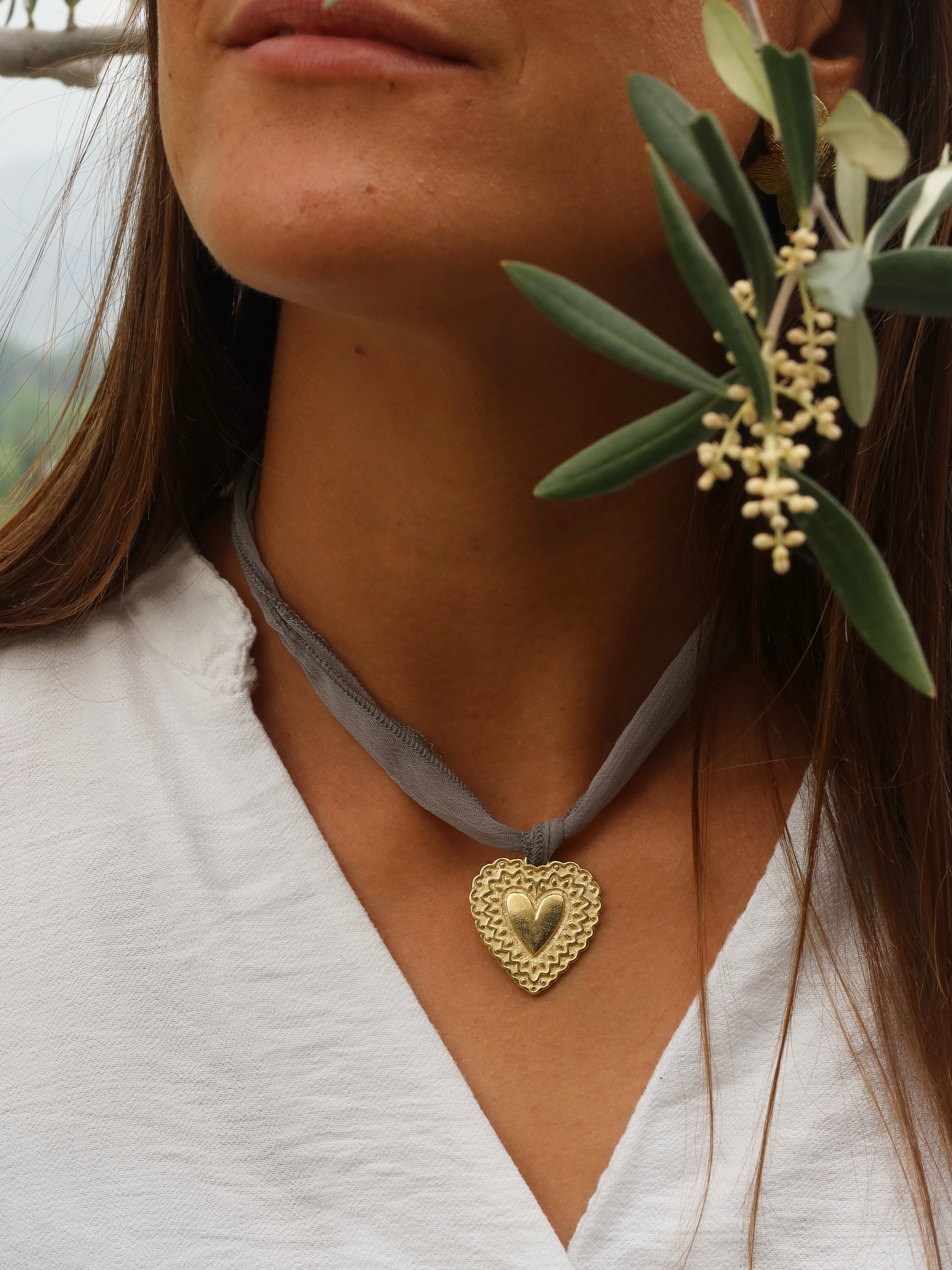 Collar Piedad gris
